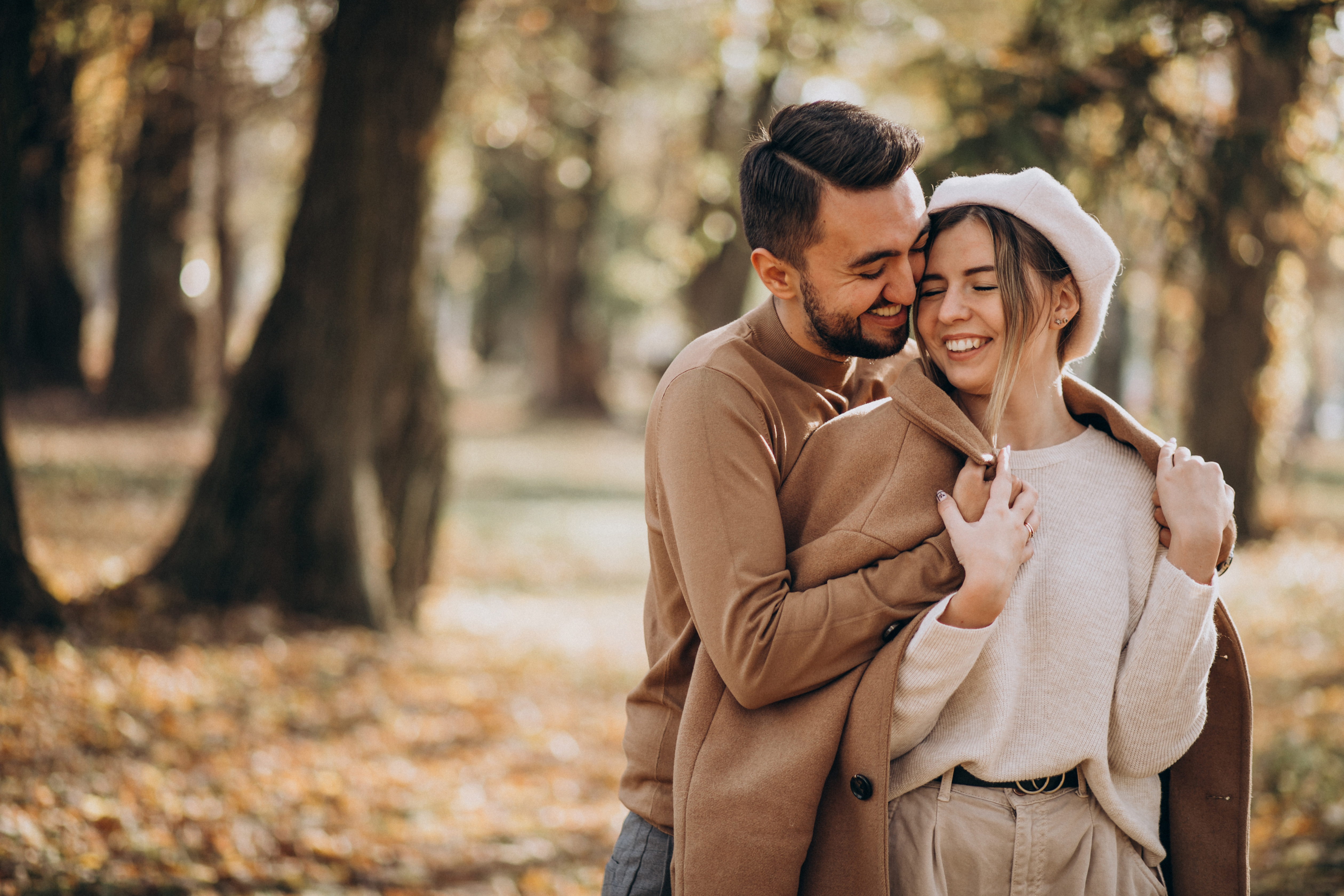Couple de fiancés enlacés en automne