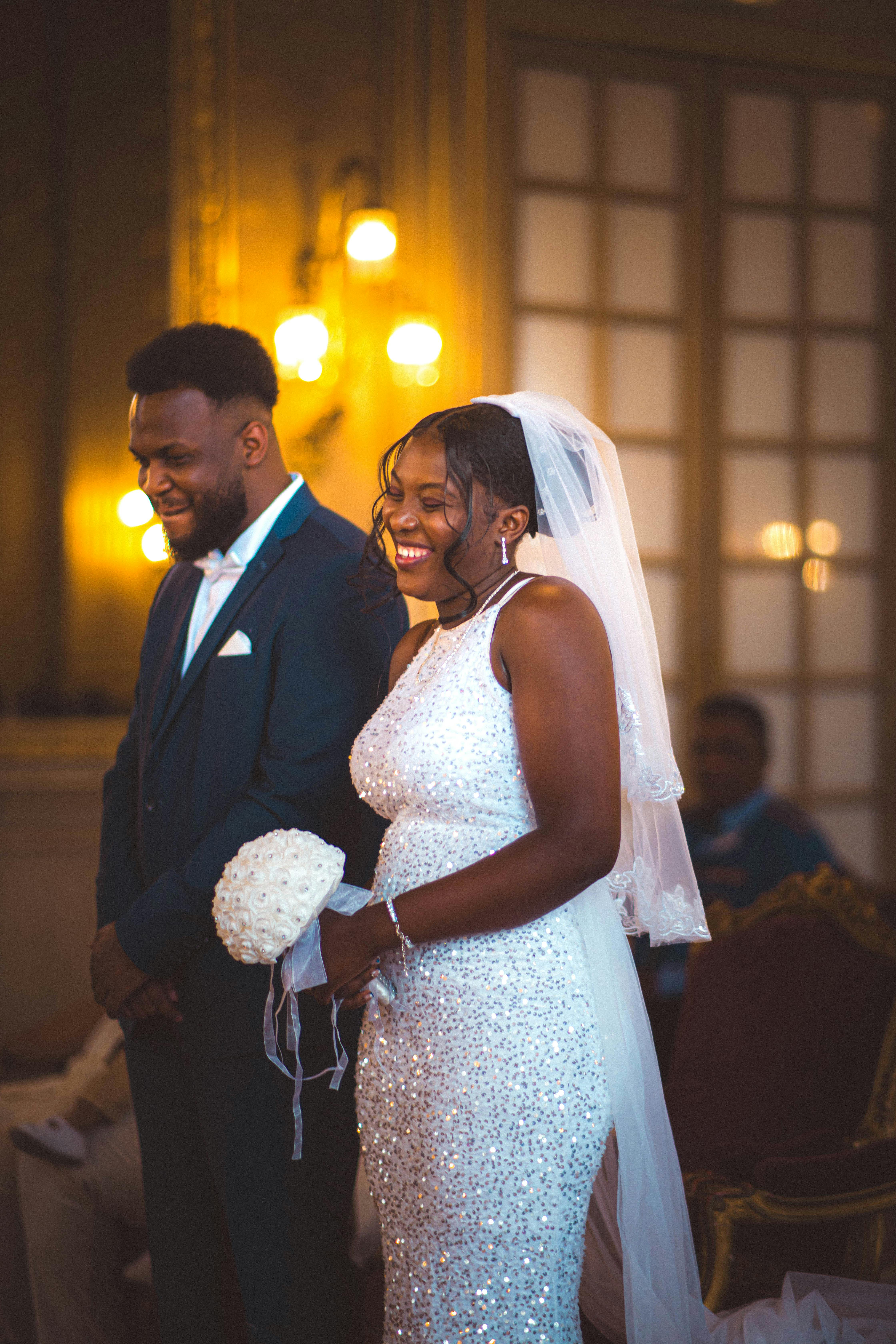 Couple de fiancés souriant